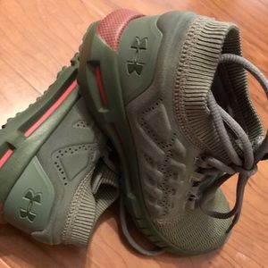 Under Armour boys shoes- LIKE NEW